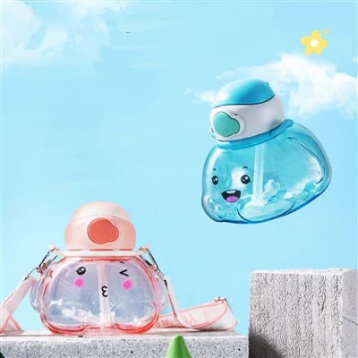 Krakkar drekka flösku með strá